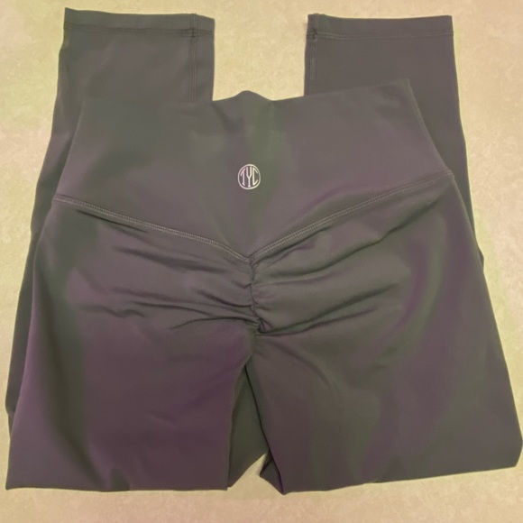 Tim You Collapse scrunch booty Capri leggings - Picture 2 of 4